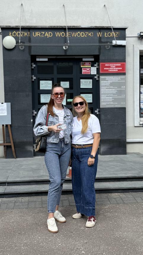 Relocate.PL team with clients in front of the Łódź Voivodeship Office