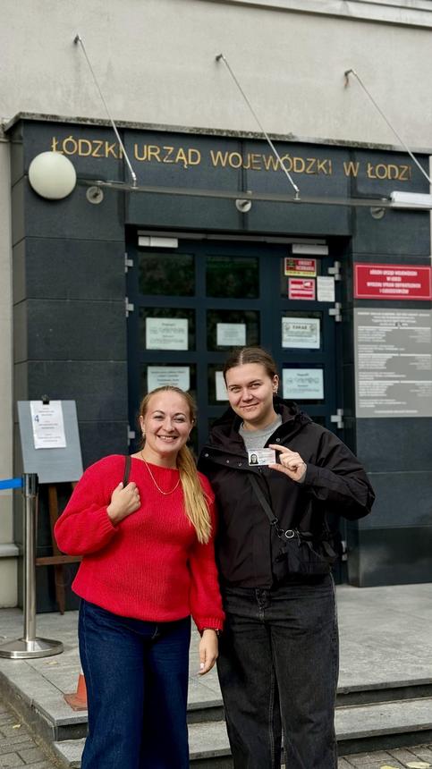 Relocate.PL team with clients in front of the Łódź Voivodeship Office