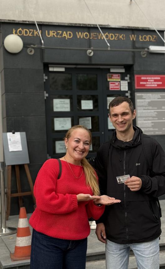 Relocate.PL team with clients in front of the Łódź Voivodeship Office