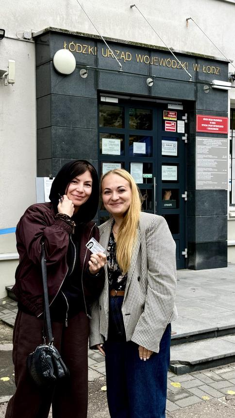 Relocate.PL team with clients in front of the Łódź Voivodeship Office