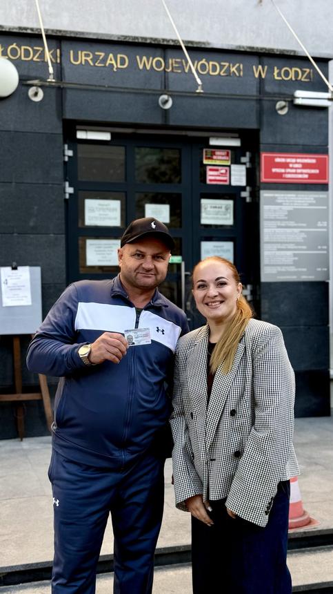 Relocate.PL team with clients in front of the Łódź Voivodeship Office