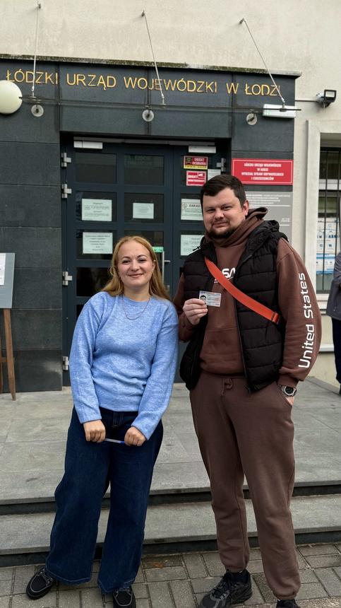 Relocate.PL team with clients in front of the Łódź Voivodeship Office