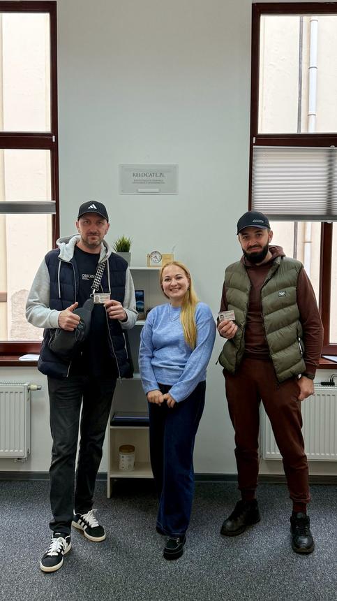 Relocate.PL team with clients at the office